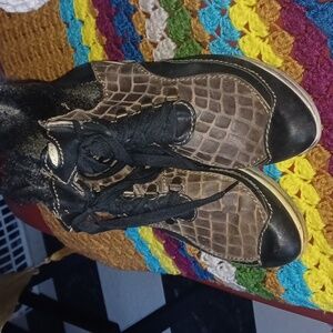 ROVER Black & Brown Lace Up Boots Sz 37 (6.5-7)